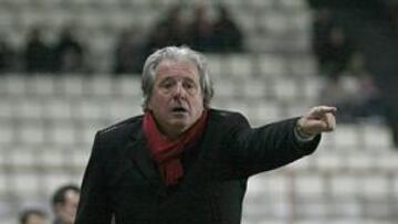 <b>ENÉRGICO. </b>D'Alessandro da instrucciones en un partido del Nàstic.