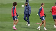 Simeone, entre Witsel y Llorente, en una sesión del Atlético. El Cholo sigue sin decidirse.