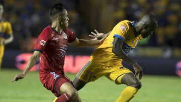 MTR14. MONTERREY (MÉXICO), 26/08/2017.- Enner Valencia (d) de Tigres disputa el balón con Heriberto Olvera (i) de Lobos BUAP hoy, sábado 26 de agosto de 2017, durante el partido correspondiente a la jornada 7 del Torneo Apertura 2017 celebrado en el estadio Universitario de la ciudad de Monterrey (México). EFE/Miguel Sierra.