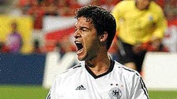 <B>CRACKS PARA GANAR.</B> Ballack es el fichaje estrella del Bayern Múnich, que intentará vengarse del Real Madrid por la eliminación en los cuartos de final del año pasado. Con Guardiola, el Roma parece más equipo de lo que ya era. Ronaldo regresa a la Champions en la que debe ser la temporada en la que confirme su recuperación. Beckham liderará a un Manchester reforzado con Ferdinand.