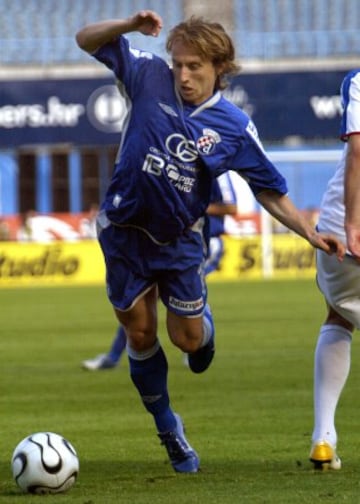 After the war, he moved back to his coutnry and the village of Zaton Obrovacki, but Modric decided to stay in Zadar to play football. Despite his the difficult times his family were going through, his parents supported his dream and at 16 Modric signed wi