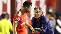 Soccer Football - Copa Sudamericana Final - Argentina&#039;s Independiente v Brazil&#039;s Flamengo - Libertadores de America stadium, Buenos Aires, Argentina - December 6, 2017. Independiente&#039;s head coach Ariel Holan talks to player Juan Sanchez Min