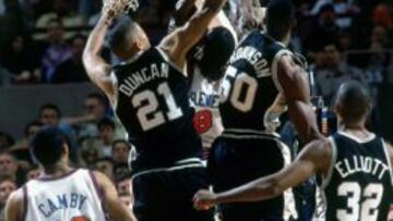 Duncan y Robinson taponan a Sprewell, ante la mirada de Camby y Elliott.