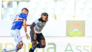 Genova (Italy), 13/08/2022.- Sampdoria's Italian defender Alex Ferrari (left) and Atalanta's Colombian forward Duvan Zapata vie for the ball during the Italian Serie A soccer match Uc Sampdoria vs Atalanta Bc at Luigi Ferraris stadium in Genoa, Italy, 13 August 2022. (Italia, Génova) EFE/EPA/STRINGER