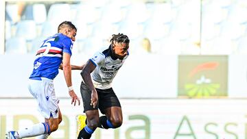 Genova (Italy), 13/08/2022.- Sampdoria's Italian defender Alex Ferrari (left) and Atalanta's Colombian forward Duvan Zapata vie for the ball during the Italian Serie A soccer match Uc Sampdoria vs Atalanta Bc at Luigi Ferraris stadium in Genoa, Italy, 13 August 2022. (Italia, Génova) EFE/EPA/STRINGER
