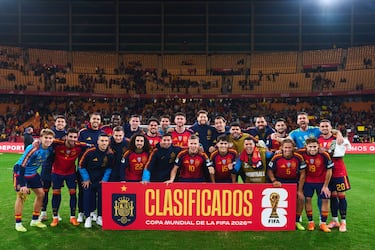 Los jugadores de la selección española posan sobre el césped de La Cartuja con el cartel que certifica su clasficación para el Mundial 2026.