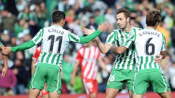 Real Betis' Spanish forward Loren Moron (2ndR) celebrates with teammates after scoring a goal during the Spanish League football match between Real Betis and Girona at the Benito Villamarin stadium in Sevilla on January 20, 2019. (Photo by CRISTINA Q