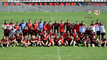 El equipo Genuine del Rayo posa con la plantilla del primer equipo.