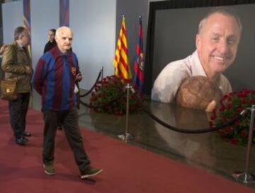 CAMP NOU BARCELONA: A veteran Barça supporter pays his tributes to Johan Cruyff.