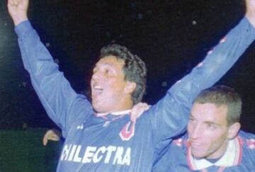 En octubre del 1996, el entonces volante de la U se puso al arco en el clásico ante Colo Colo luego de la lesión del portero Aníbal Pinto. En los cuatro minutos en el puesto, no pudo hacer mucho para evitar el triunfo albo por 2-0.
