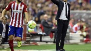 Luis Enrique, con Juanfran de fondo.