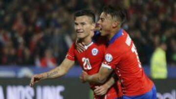 Charles Aránguiz celebra uno de sus goles junto a Eduardo Vargas.