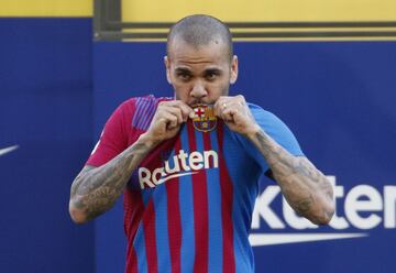 El lateral derecho brasileño Dani Alves vuelve a la que fue su casa y ha sido presentado de nuevo en el Camp Nou.  El brasileño se mostró exultante durante su acto.