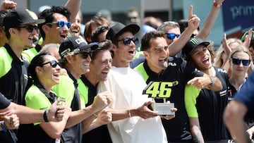 Rossi con lo miembros de su equipo en la retirada de su dorsal.