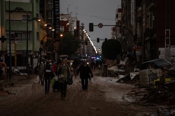 Voluntarios se marchan de Alfafar, después de una larga jornada de trabajo en la limpieza de las calles.