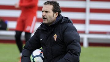 Baraja, entrenador del Sporting, durante un entrenamiento.