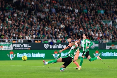 El jugador del Barcelona, Roony Bardghji, marca el 1-3 al Betis. 