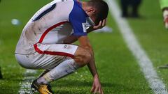 Christian Pulisic, derrumbado tras la eliminaci&oacute;n de USA en Trinidad el 10 de octubre.