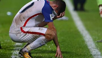 Christian Pulisic, derrumbado tras la eliminaci&oacute;n de USA en Trinidad el 10 de octubre.