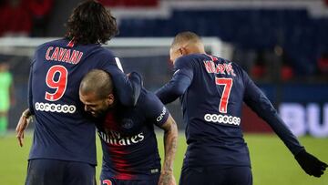 Paris Saint-Germain's Uruguayan forward Edinson Cavani (L) celebrates with Paris Saint-Germain's Brazilian defender Dani Alves (C) and Paris Saint-Germain's French forward Kylian Mbappe (R) after scoring a goal during the French L1 football