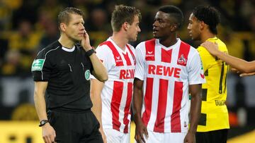 El &aacute;rbitro Patrick Ittrich espera instrucciones del VAR para sancionar un penalti en el Dortmund-Colonia.