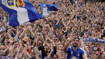 OVIEDO (ASTURIAS), 22/06/2025.- La afición del Real Oviedo celebrando con los jugadores el ascenso a Primera División, este domingo en la capital asturiana. EFE/Paco Paredes