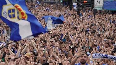 OVIEDO (ASTURIAS), 22/06/2025.- La afición del Real Oviedo celebrando con los jugadores el ascenso a Primera División, este domingo en la capital asturiana. EFE/Paco Paredes