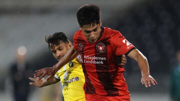 Belgrade (Serbia), 03/10/2024.- Maccabi's Weslley Patati in action against Midtjylland's Dario Osorio (R)