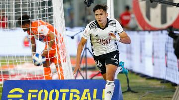 Pablo Solari festeja un gol con el Colo Colo