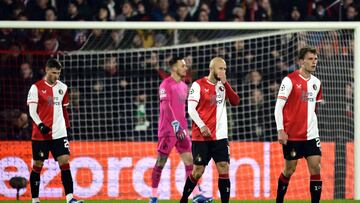 La gran noche de Santiago Giménez terminó en tragedia futbolística. El delantero mexicano no tuvo un gran desempeño y coronó su noche con un autogol que sentenció el duelo de quinta jornada de Champions League, frente al Atlético de Madrid.