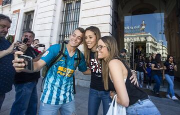 La portera rojiblanca Lola Gallardo muy solicitada por la afición. 