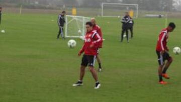 Chicharito, en el entrenamiento del Bayer.