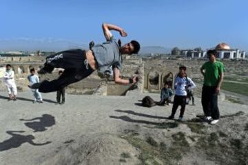 Jóvenes afganos practican sus habilidades de parkour en frente de las ruinas del Palacio Darul Aman en Kabul. Parkour, que se originó en Francia en la década de 1990 y también se conoce como libre en ejecución, consiste en conseguir alrededor de los obstáculos urbanos con una mezcla de ritmo rápido de saltar, saltar, correr y rodar.