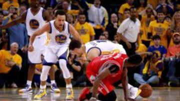 Stephen Curry y Klay Thompson le roban el balon a James Harden durante la última posesión.