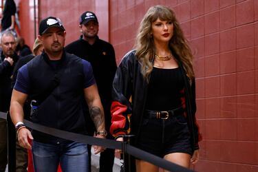 The romantic post-game tradition of Travis Kelce and Taylor Swift revealed by a Chiefs cheerleader
