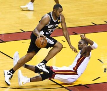 Boris Diaw aprovecha la caída de Chris Bosh.