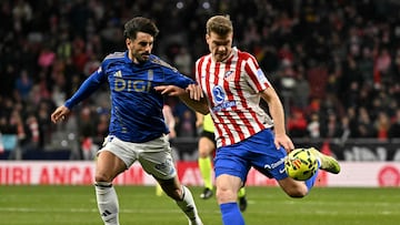 Atletico Madrid's Norwegian forward #09 Alexander Sorloth fights for the ball with Real Oviedo's Spanish defender #04 David Costas during the Spanish League football match between Club Atletico de Madrid and Real Oviedo at Metropolitano Stadium in Madrid on November 29, 2025. (Photo by Javier SORIANO / AFP)