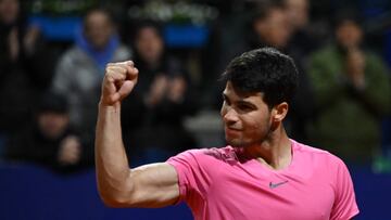 Spaniard Carlos Alcaraz celebrates after defeating Serbian Dusan Lajovic during the quarter finals of the ATP 250 Argentina Open in Buenos Aires on February 17, 2023. (Photo by Luis ROBAYO / AFP)