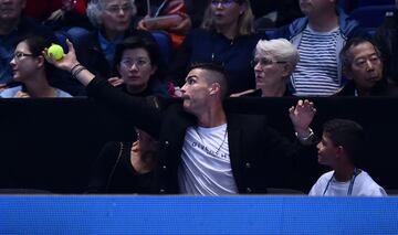 Cristiano made the most of the international break to watch the Djokovic v Isner match at the ATP Finals in London with Georgina Rodríguez and his eldest son.