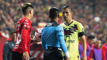 Oscar Mej&iacute;a, &aacute;rbitro central del encuentro, no otorg&oacute; la pena m&aacute;xima a Las &Aacute;guilas por posible mano de Omar Mendoza, ya en los minutos finales.