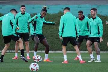 Nico Williams, en el centro de un rondo durante una sesión preparatoria del Athletic.
