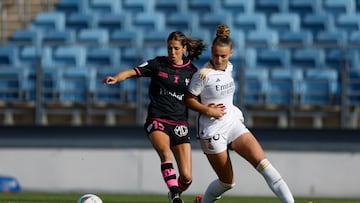 La jugadora del Real Madrid Marisa Garc¨ªa disputa el bal¨®n con Patri Ojeda, durante el partido de la Liga Profesional de f¨²tbol femenino disputado entre el Real Madrid y el Sporting de Huelva, este domingo en el estadio Di St¨¦fano. EFE/ Daniel Gonz¨¢lez