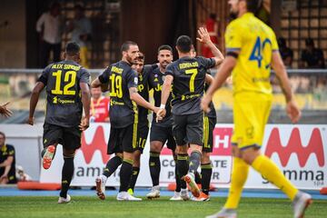 Sami Khedira gives Juventus an early lead