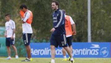 El delantero argentino del Real Madrid, Gonzalo Higua&iacute;n, con su selecci&oacute;n.