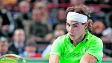 <b>RESPUESTA. </b>Nadal devuelve de revés una bola de Robredo.
