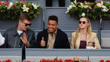 MADRID, 04/05/2025.- El exfutbolista y presidente del Real Valladolid, Ronaldo Nazario (c), su esposa Celina Locks (d) y el delantero del Atlético de Madrid Alexander Sorloth, antes de la final del Mutua Madrid Open de tenis que el noruego Casper Rudd y el británico Jack Draper disputan este domingo en la Caja Mágica, en Madrid. EFE/Sergio Pérez