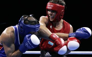 Imagen de Golovkin, casco rojo, durante los Juegos de Atenas 2004.