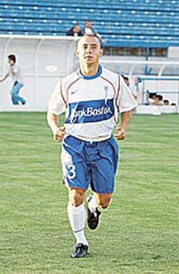 Con la UC ganó el torneo de Apertura 2002, mientras que en la U ganó el Campeonato de Primera División en 1999.