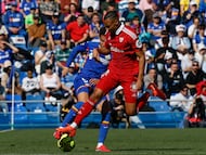 GETAFE (MADRID), 22/02/2026.- El centrocampista del Getafe Luis Milla (i) lucha por el balón con el centrocampista del Sevilla Djibril Ibrahima (d) durante el encuentro de LaLiga entre el Getafe y en Sevilla celebrado, este domingo, en el estadio Coliseum en Getafe. EFE/ J.J. Guillén