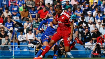 GETAFE (MADRID), 22/02/2026.- El centrocampista del Getafe Luis Milla (i) lucha por el balón con el centrocampista del Sevilla Djibril Ibrahima (d) durante el encuentro de LaLiga entre el Getafe y en Sevilla celebrado, este domingo, en el estadio Coliseum en Getafe. EFE/ J.J. Guillén